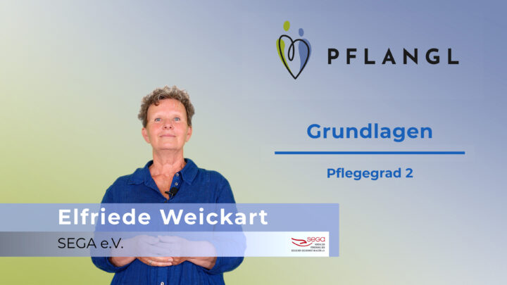 Das Bild zeigt Elfriede Weickart von SEGA e.V. vor einem blau-grünen Hintergrund zum Thema Grundlagen - Pflegegrad 2