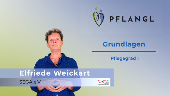 Das Bild zeigt Elfriede Weickart von SEGA e.V. vor einem blau-grünen Hintergrund zum Thema Grundlagen - Pflegegrad 1